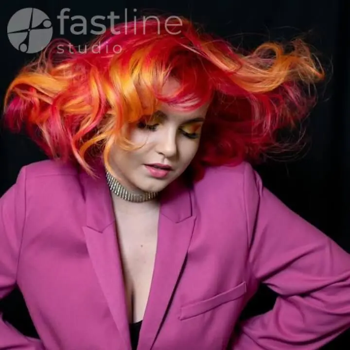 Фото кольорового креативного фарбування волосся середньої довжини з яскравими відтінками