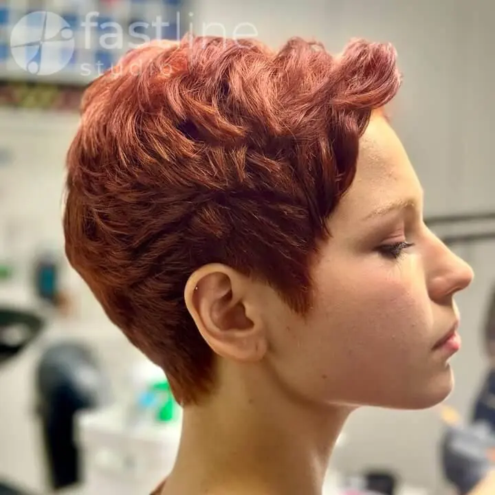 Фото після фарбування короткого волосся в червоний колір, яскраві відтінки, Elumen Play, освітлення