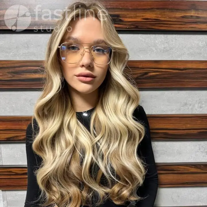 Фото після контурингу, фарбування довгого русявого волосся, перехід до світлого відтінку, коригування рельєфу обличчя