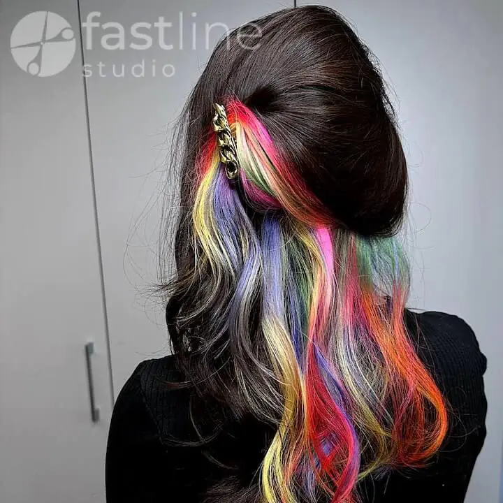 Приховане фарбування волосся на середній та довгій довжині: фото до і після, яскраві кольори, заховані в пасмах для створення оригінального образу